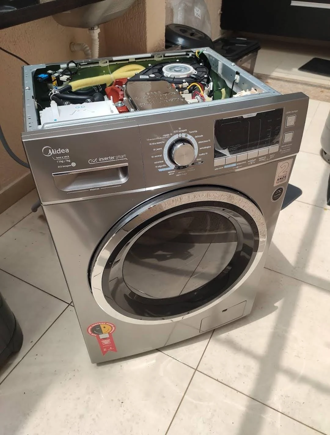 Lava e seca Midea Lava e seca Midea com a tampa superior removida durante manutenção