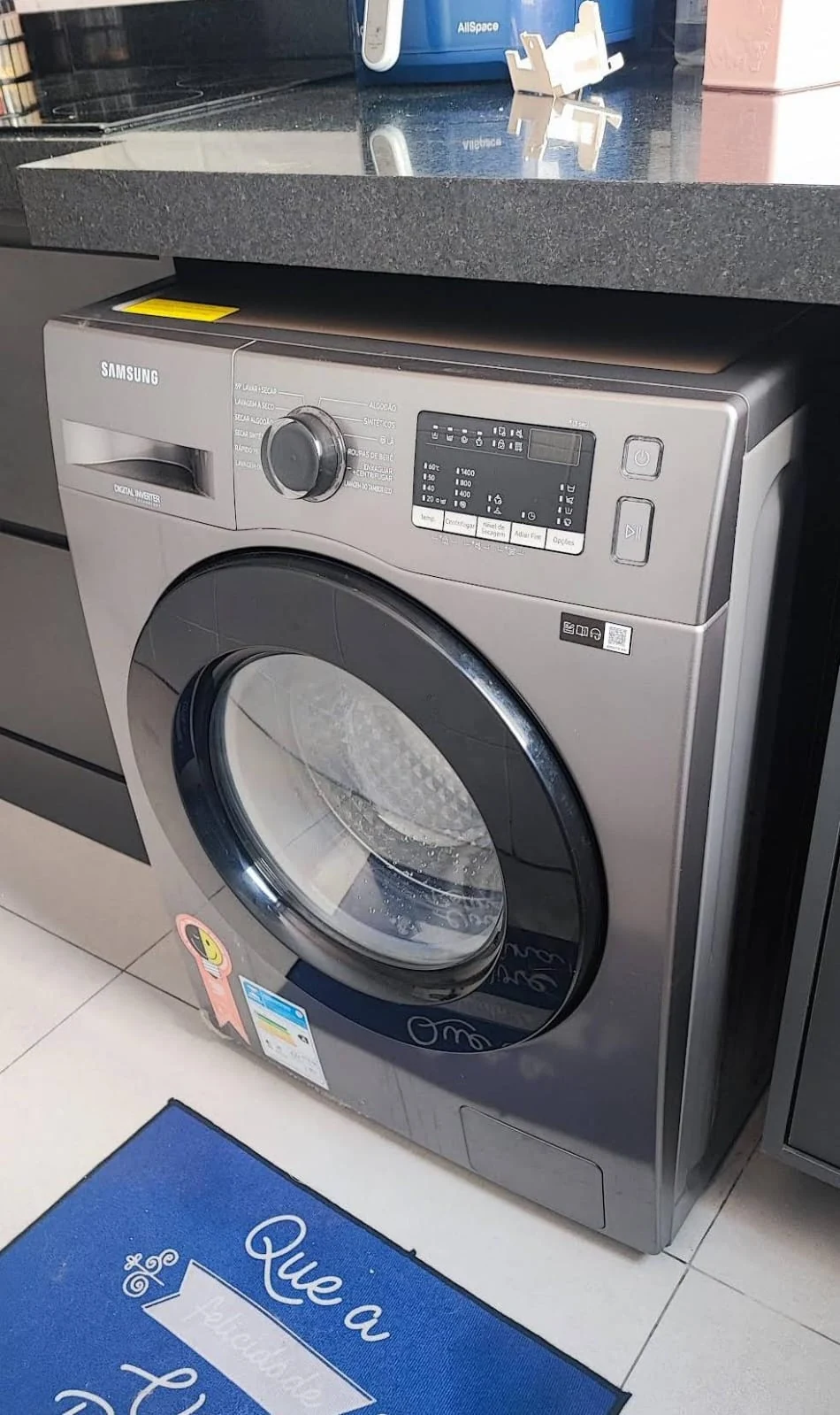 Lava e seca Samsung Lava e seca Samsung de abertura frontal instalada sob uma bancada