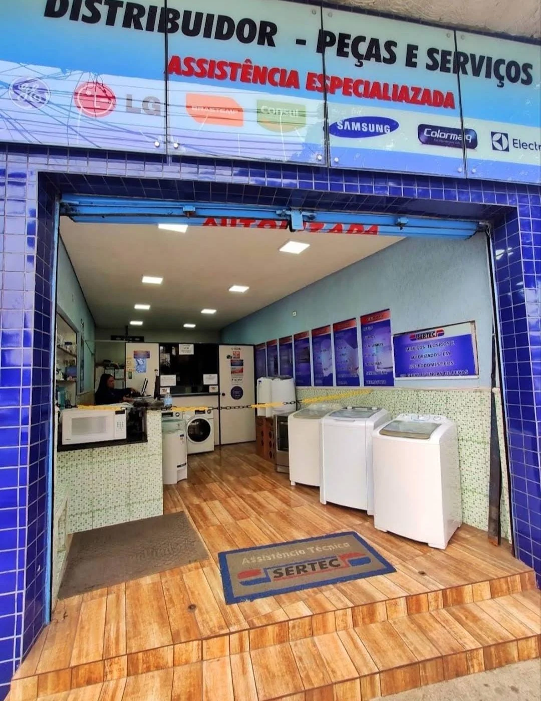 Entrada e interior da loja Sertec em Mauá, com balcão e eletrodomésticos