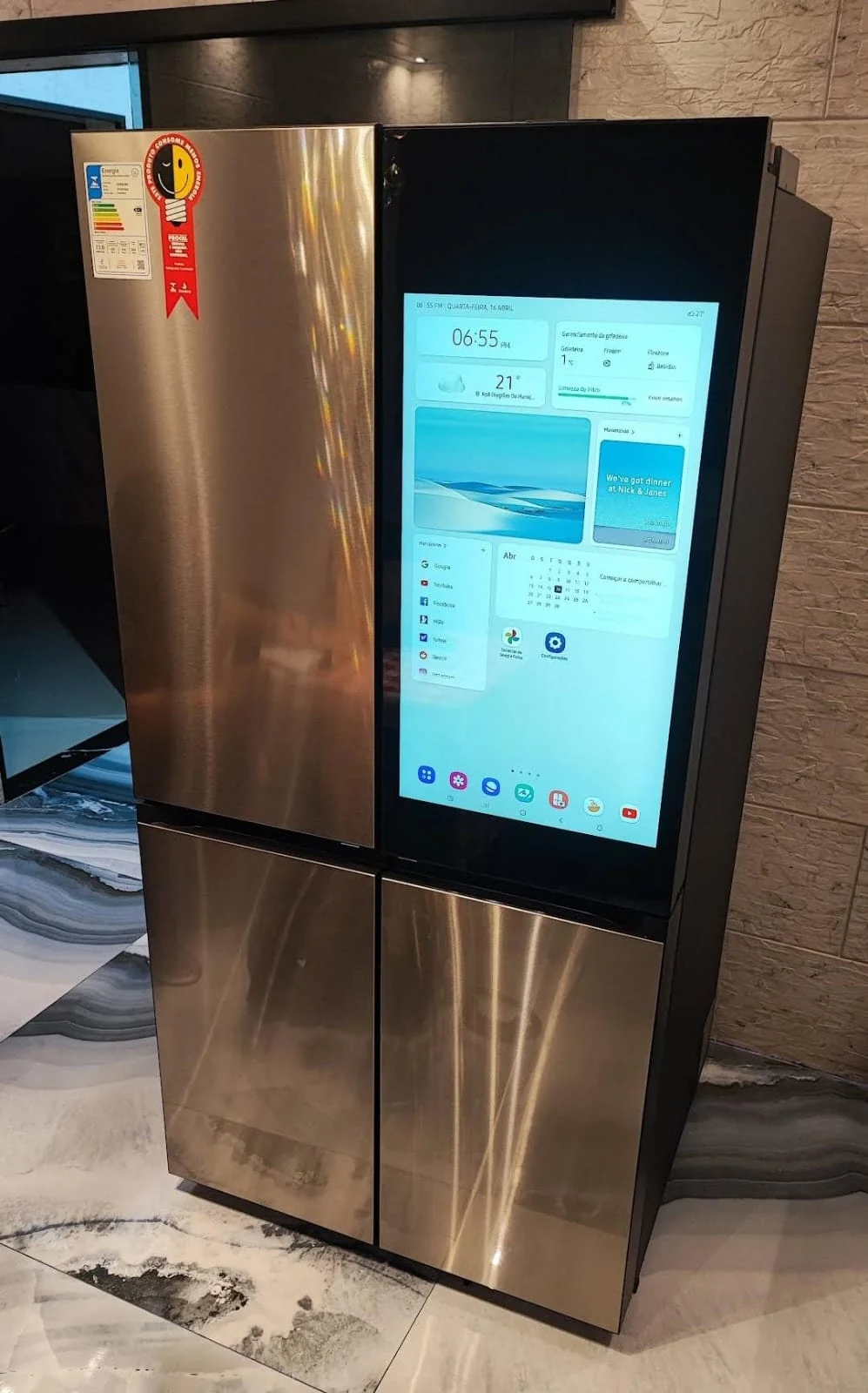 Refrigerador com painel digital Refrigerador de quatro portas com painel digital na porta