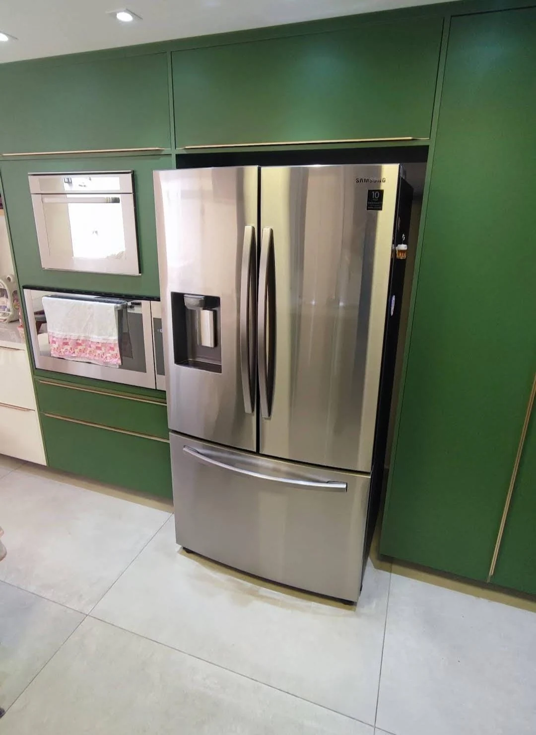 Refrigerador Samsung Refrigerador Samsung com duas portas superiores e gaveta inferior