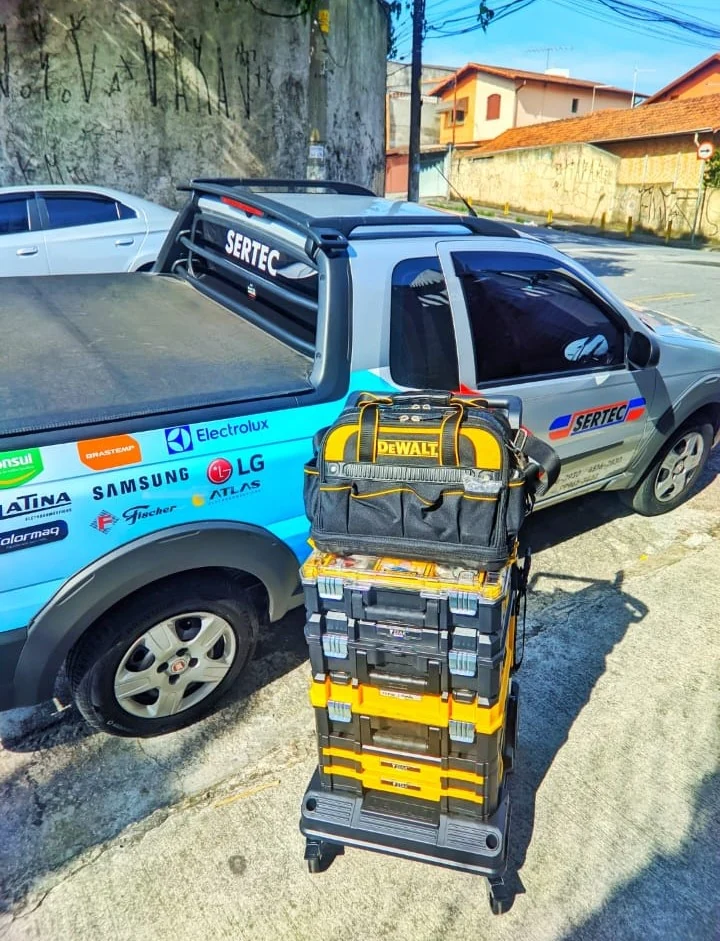 Veículo identificado com a marca Sertec e conjunto de ferramentas